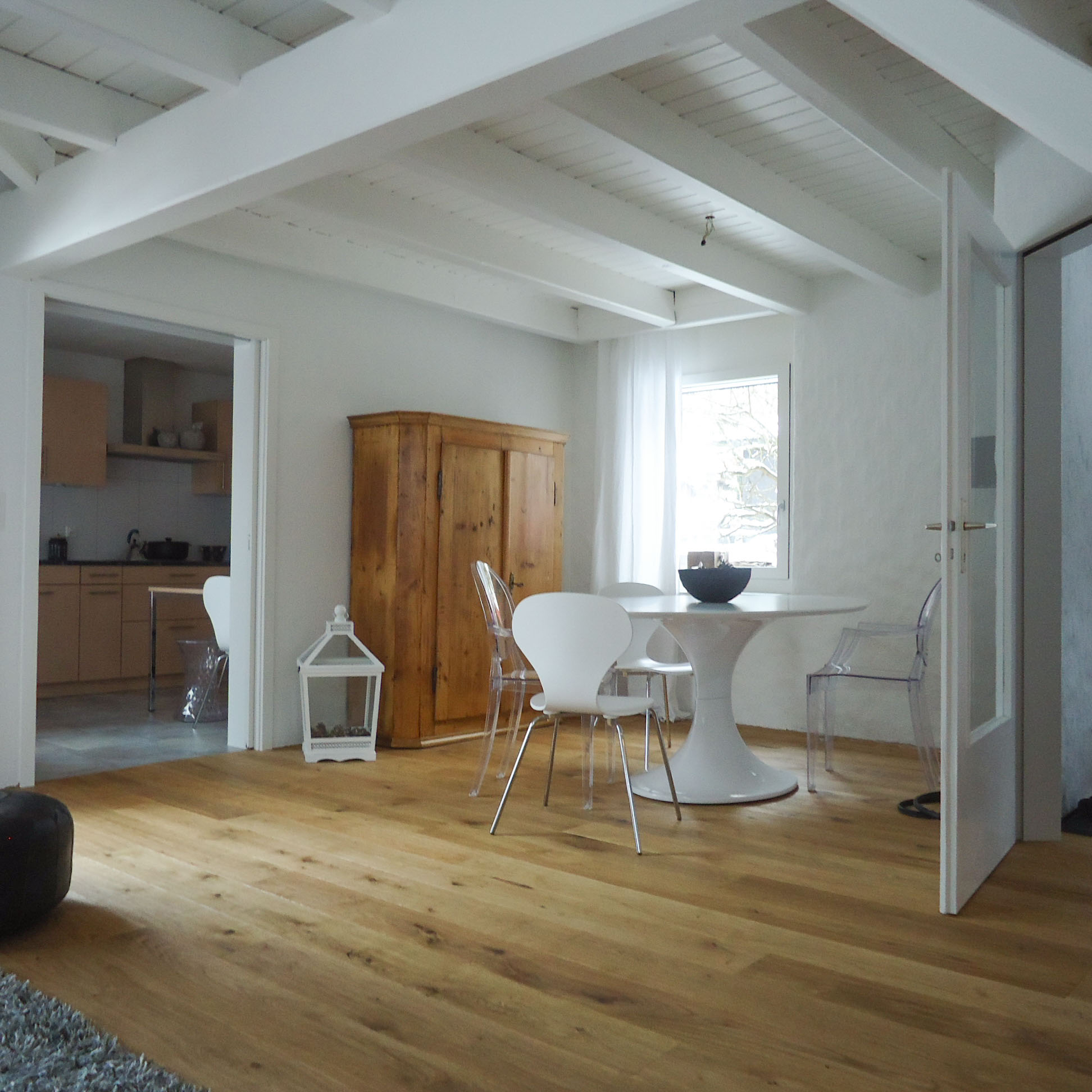 Innen-Renovation Wände und dunkle Täferdecke weiss streichen Innen-Renovation Wände und dunkle Täferdecke weiss streichen