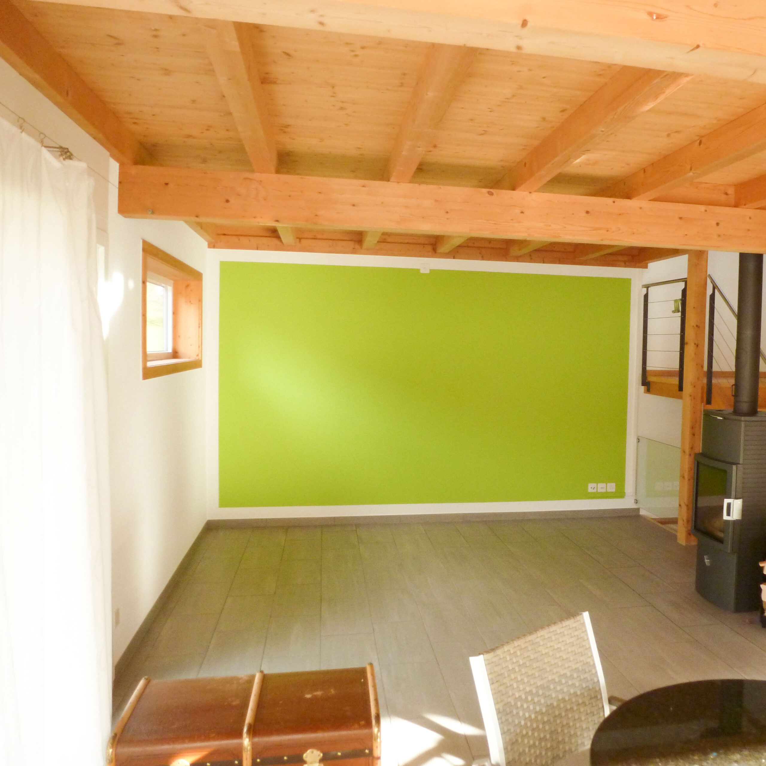Wohnzimmerwand in grün streichen mit weisser Umrandung Wohnzimmerwand in grün streichen mit weisser Umrandung